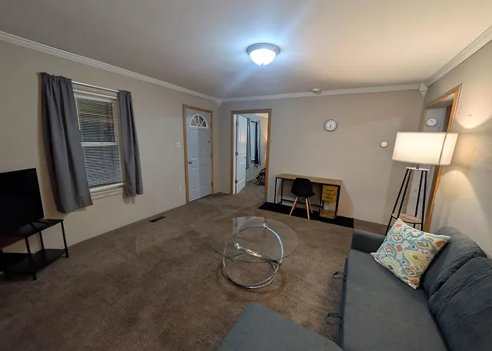 2-bedroom House Close To Marathon Robinson