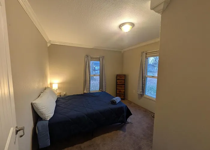 2-bedroom House Close To Marathon Robinson