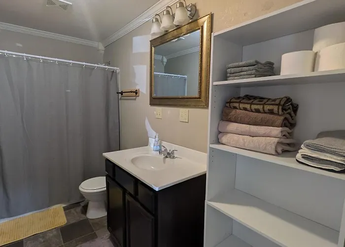 2-bedroom House Close To Marathon Robinson